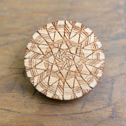 【木ｔｃｈ】クルミの木・ブローチ　kaleidoscope（万華鏡）