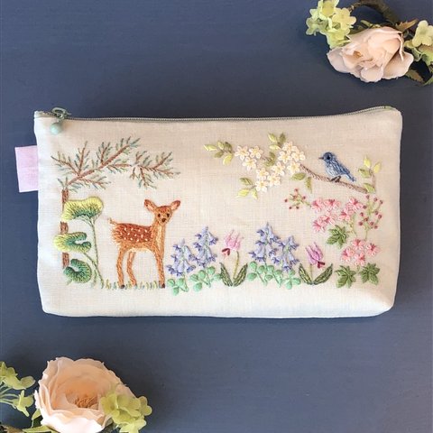 春のやわらかい風　手刺繍ポーチ