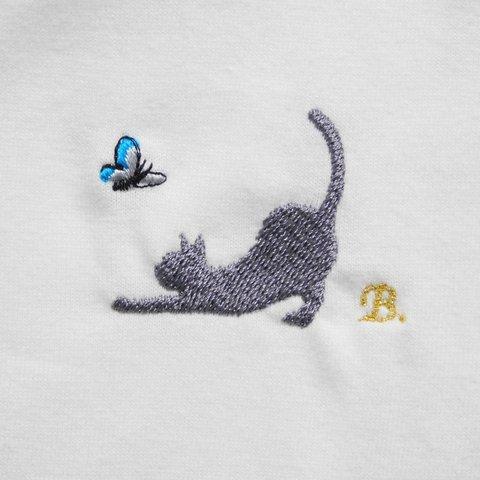 伸びする猫と蝶の刺繍入りオリジナルTシャツ　お好きなアルファベットをおひとつ