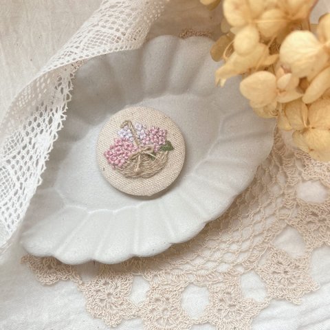 SALE 紫陽花の刺繍くるみボタンブローチ(ピンク×生成り)