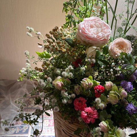 【おまかせオーダー】フラワーアレンジメントのような豪華なお花の寄せ植え/高さのあるバスケット