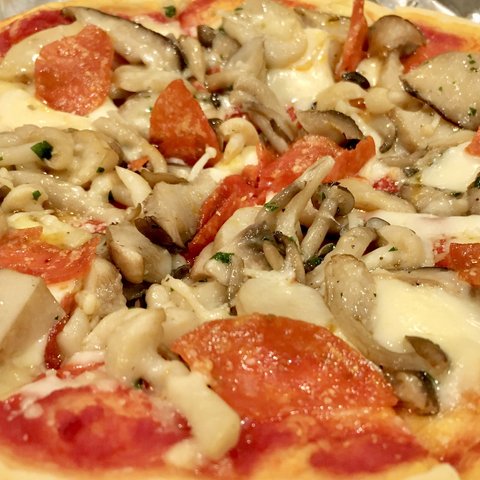 【受注生産】キノコとサラミのピザ