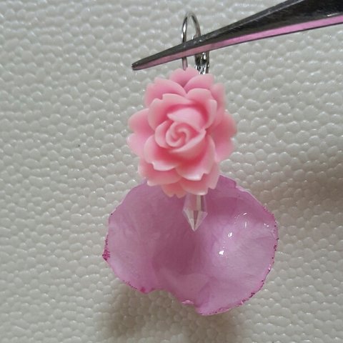 桃色薔薇の花びらピアス(ピンク)