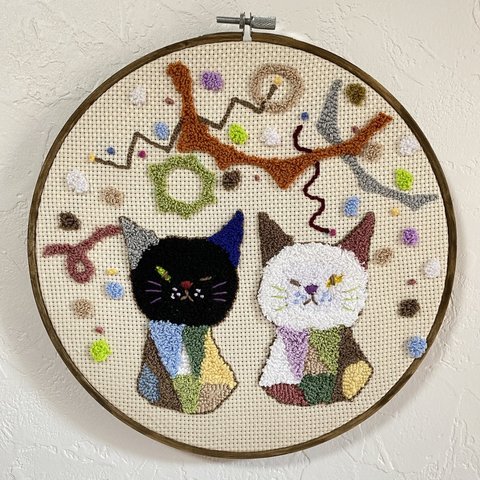 刺繍枠22.5cm 「黒猫と白猫」