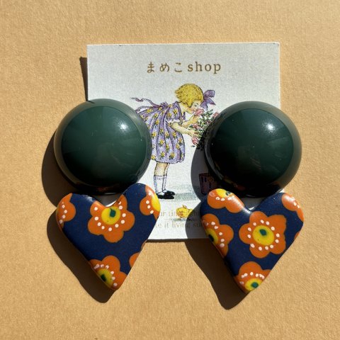 深緑colorVINTAGE ポップなフラワーポリマークレイピアス⭐️イヤリング グリーン VINTAGE ヴィンテージ レトロ 昭和レトロ キッチュ レトロポップ 北欧 古着 個性的 樹脂粘土 