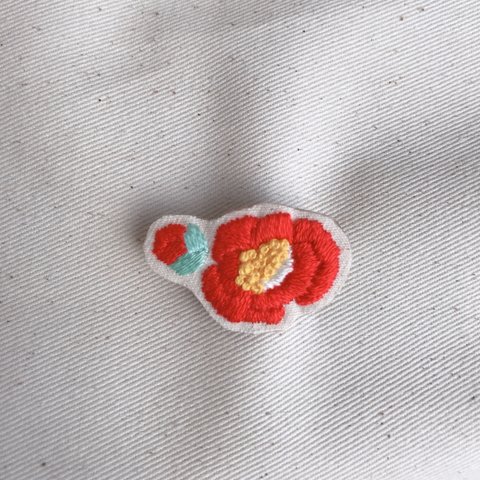 椿の刺繍ブローチ