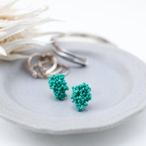 タティングレースとビーズのピアス Petit＜プティ＞Turquoise green ※イヤリングに変更可