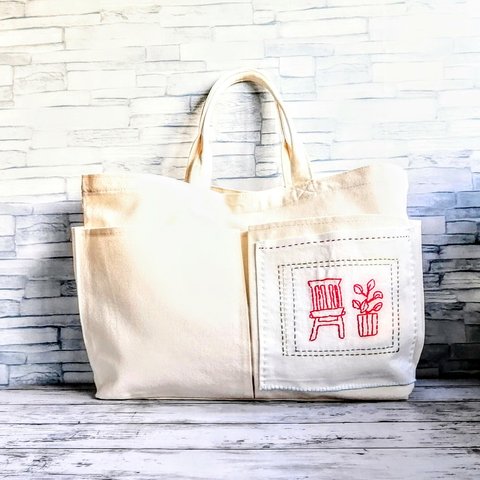 【手刺繍】赤い椅子と観葉植物のポケット　横長トートバッグ　ショルダーバッグ　オフホワイト　Lサイズ　大容量