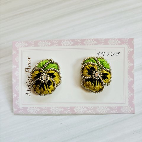 すみれ刺繍イヤリング