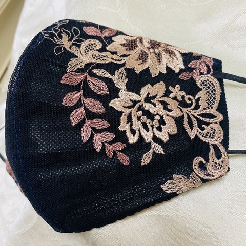 ラスト2点　ゴージャス　💖不織布カバー（間に挟むタイプ）黒　ブラック　刺繍　シフォン　レース　立体マスク　冬の無地の黒いコートに似合いそう　軽量　高島ちぢみ　黒にブラウン系の光沢刺繍　マスクカバー