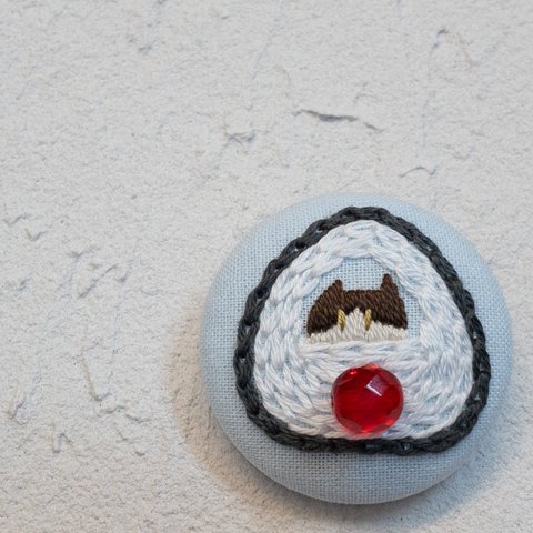 【手刺繍】日の丸おむすびと猫のブローチ