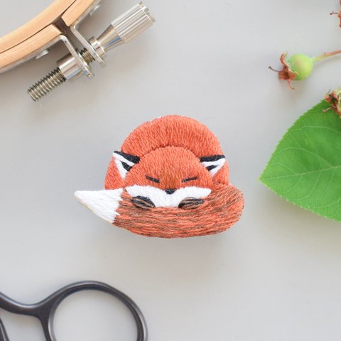 お昼寝キツネの手刺繍ブローチ〈アカギツネ〉