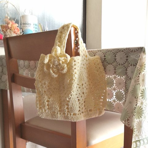 ❀春夏糸❀かぎ針編み パイナップル編み お花モチーフ付き❀ミニバック 　クリーム色