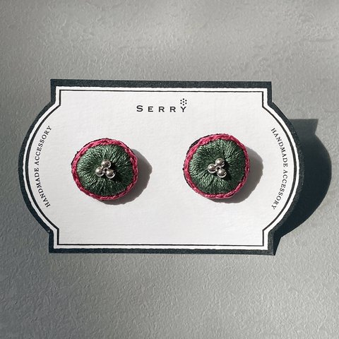 【送料無料（定形外）】エメラルドグリーン×ピンクの刺繍ピアス