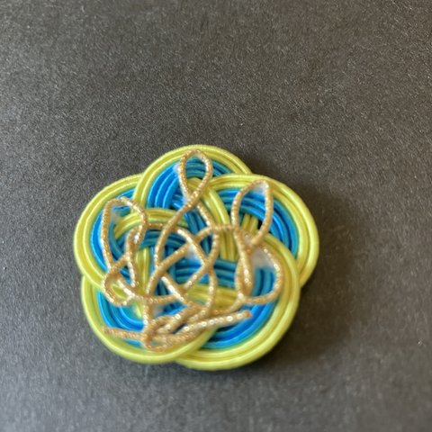 黄色と青のピンバッジ　blue and yellow pin badge 