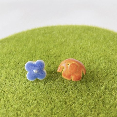 【ピンバッジ】やさしいカタチ。ゾウと青い花の小さなピンバッジ