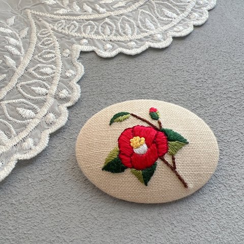 刺繍ブローチ　赤椿　くるみボタン　冬　花　お正月　シンプル　和風