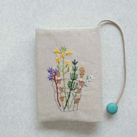 文庫本刺繍のブックカバー　コップに花を刺す