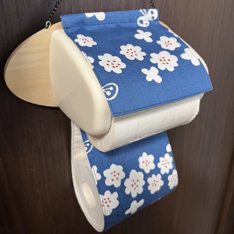 【お花畑ちょうちょ　青】トイレットペーパーホルダーカバー 