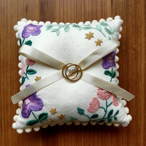 刺繍のリングピロー【紫の花】