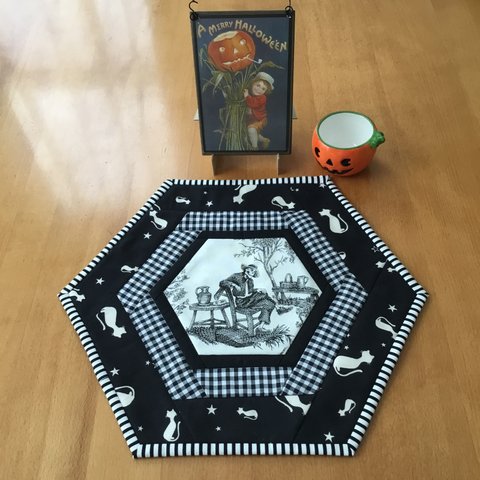 ハロウィン骸骨さん白黒の六角形パッチワークキルトマット、ハロウィンテーブルマット、Halloween table mat, monotone skeleton toile, ねこ
