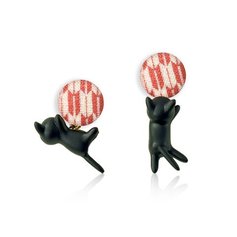 猫に手染め釦 pierced earrings ピアス 戯れ猫 Playing cat 茜色 スタッド アクセサリー ボタン くるみボタン 布 ファブリック 猫 ネコ