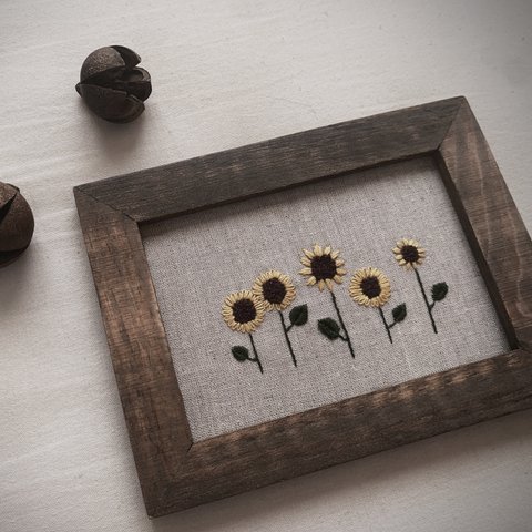 ひまわりの刺繍𓂃 壁掛け額縁