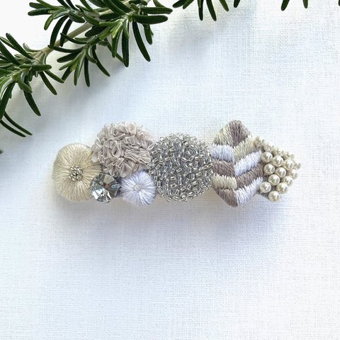 葉っぱ 刺繍 と ビーズ刺繍 の バレッタ