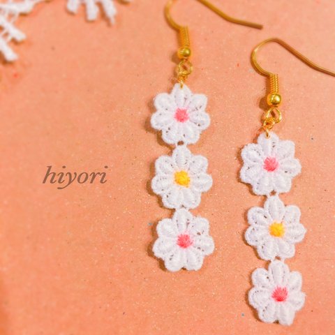 ご挨拶価格！3連レースお花ピアス