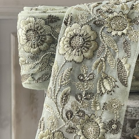 ☆[透け素材ベース] [実物のお色味と違う場合があります] インド刺繍リボン　花　インド刺繍　スパンコール　刺繍リボン　リボン　りぼん　※10月8日よりゆうパケットにて発送