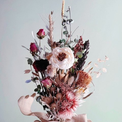 ✨優雅なボリューム感✨ソラフラワー、薔薇、ドライアンドラ、手染めの銀色ひら麦などを繊細なバランスで美しさを追求したスワッグ　約50cm　ドライフラワー　花束　推し花