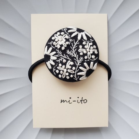 刺繍ヘアゴム or ブローチ🌷　no.1474　 くるみボタン　💛送料無料💛　