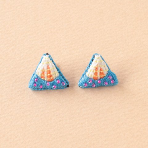 三角の刺繍ピアス／イヤリング-青-