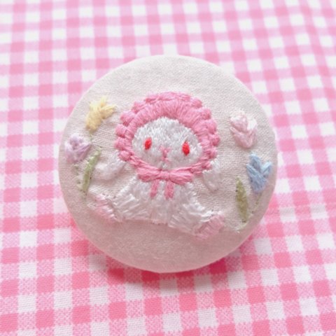 ロリィタうさちゃん🐰刺繍ブローチ💐