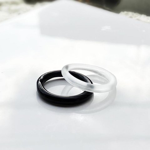 黒×クリア×梨地加工で モノトーンコーデも　細身・軽やかリング　シンプル・ストレートのガラスの指輪