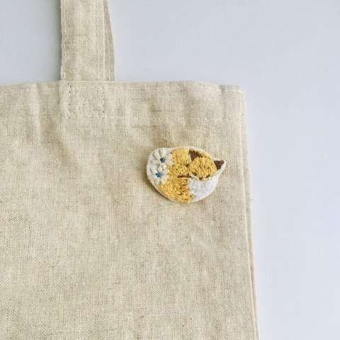 【手刺繍】ちいさなこぎつねくんのブローチ