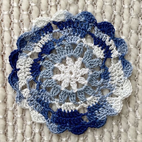 ハートドイリー(直径11 cm)、青と白のハートドイリー、Crochet heart doily in variegated blues and white