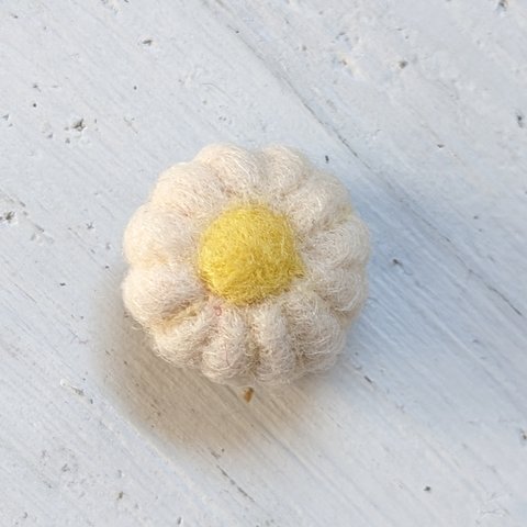 羊毛フェルト で作った  フラワー型 💛 お 花 の マグネット マーガレット
