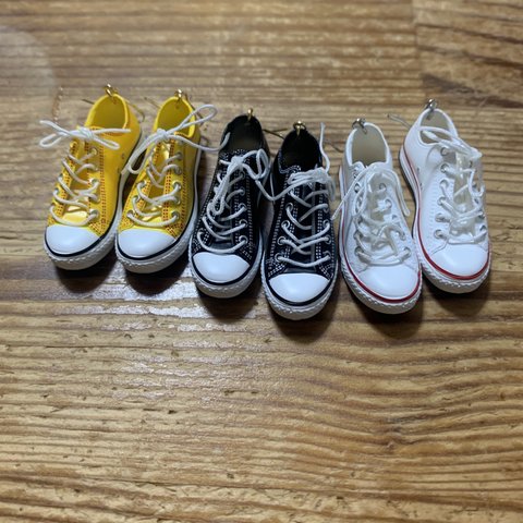 スニーカーピアス　イエロー