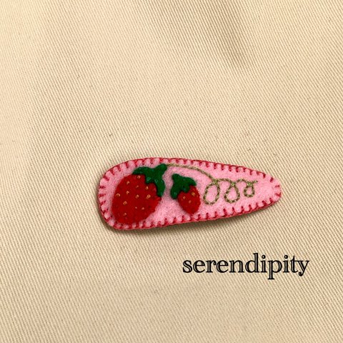 手刺繍★いちごちゃんパッチンどめ