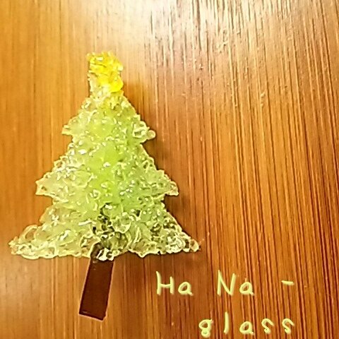 ガラスのクリスマスツリーブローチ／萌木色×黄色い星