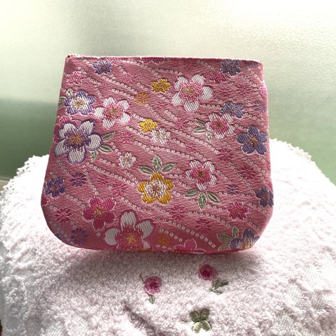 金襴 ポーチ　角丸　 14㎝ 　ピンクの桜柄　数珠入れ・印鑑 小物入　265
