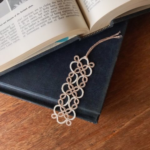 タティングレースのブックマーカー　ベージュ×オフホワイト　バイカラー　読書の秋に　tatting lace