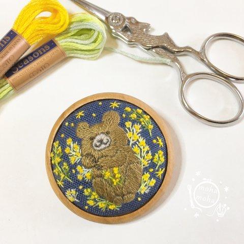  [受注生産]コグマとミモザ刺繍の木枠ブローチ