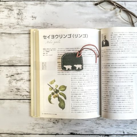 しおり　キーホルダー　しろくま　リバーシブル　フェルト　刺繍