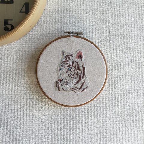 ホワイトタイガー 刺繍枠飾り