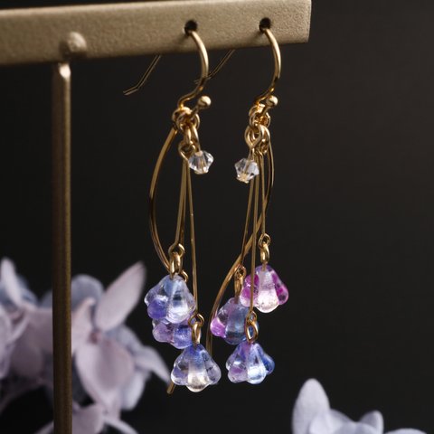 紫陽花とウェーブラインのピアス　Czechbeads　Swarovski Crystals