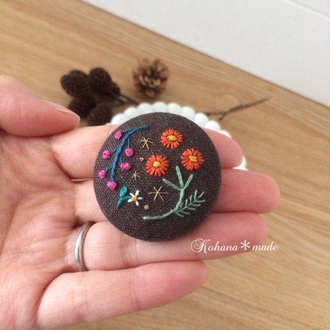 くるみボタンの手刺繍ブローチ　野の花