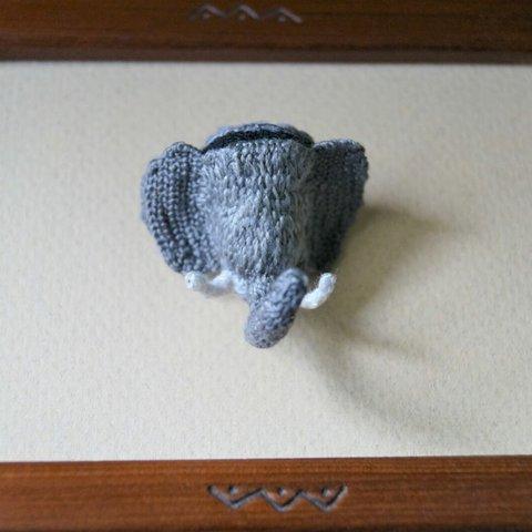 象の刺繍ブローチ（アニマルトロフィー風）