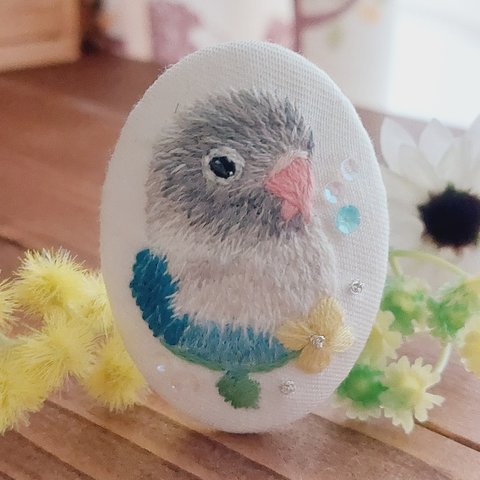 【受注生産】＊ボタンインコ刺繍＊オーバル型ブローチ❁お花と一緒に…❁Lilian's Lovebird embroidery broach.